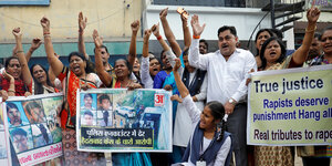Inder feiern mit Plakaten die Tötung der mutmaßlichen Frauenmörder