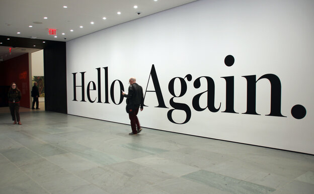 Ein älterer Museumsbesucher vor dem schwarzen Schriftzug "Hello Again" des Künstlers Haim Steinbachim neu eröffneten Museum of Modern Art in New York