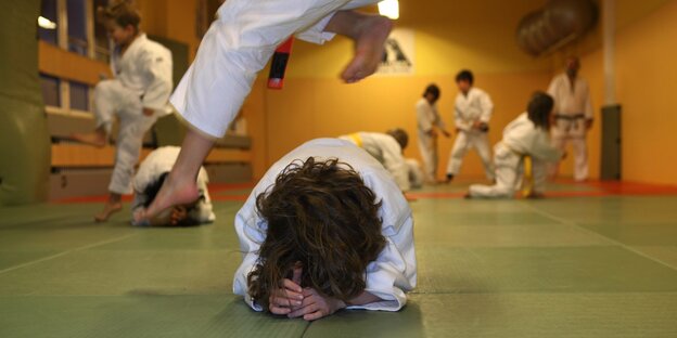 Kinder beim Judotraining