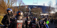 Vor dem Weserstadion in Bremen stehen PolizistInnen in Montur mit Länderkennzeichen Bayern, um Fangewalt begegnen zu können