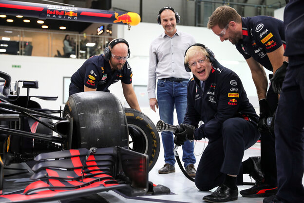 Der britische Premierminister Boris Johnson bei einem Wahlkampfauftritt beim Reifenwechsel einen Formel-1 Rennwagens. Der britische Premierminister Boris Johnson bei einem Wahlkampfauftritt beim Reifenwechsel einen Formel-1 Rennwagens.
