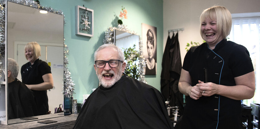 Der Labour-Vorsitzende Jeremy Corbyn, ein älterer weißer Mann mit weißen Haaren, sitzt beim Friseur.