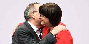Norbert Walter-Borjans und Saskia Esken umarmen sich