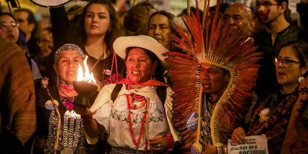 Mitglieder indigener Gemeinschaften nehmen an dem Klimamarsch im Rahmen der Weltklimakonferenz teil.