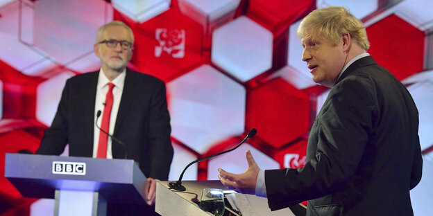Jeremy Corbyn (l), Vorsitzender der Labour Partei in Großbritannien, und Boris Johnson, Premierminister von Großbritannien, stehen sich in einer TV-Debatte gegenüber.