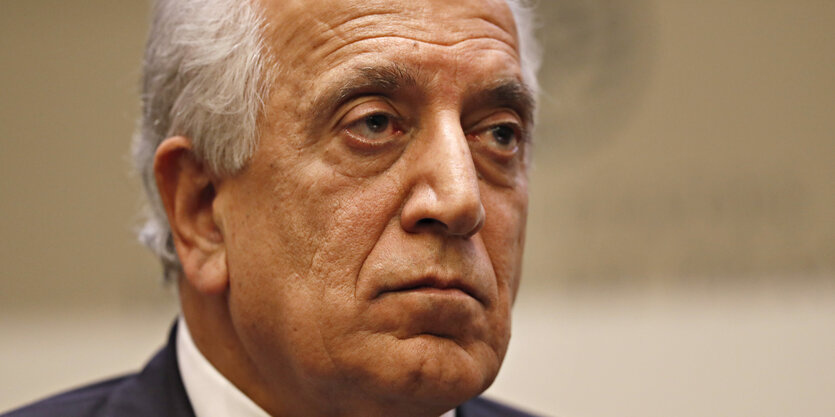 Zalmay Khalilzad, ein alter Mann mit lichtem grauen haar blickt finster.