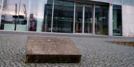 Die Grabplatte von Franz von Papen liegt vor einem Gebäude, der CDU-Parteizentrale in Berlin. Die Platte ist viereckig und dick.