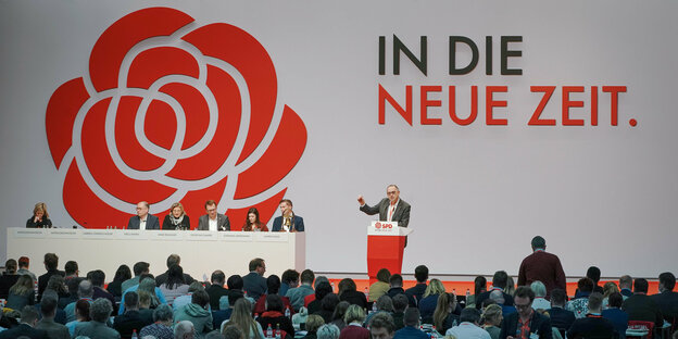 Norbert Walter-Borjans spricht auf der Bühne des SPD-Parteitages