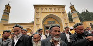 China, Kashgar: Muslimische Männer der Uiguren kommen aus der Id Kah Moschee nach den Freitagsgebeten.