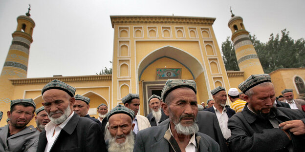 China, Kashgar: Muslimische Männer der Uiguren kommen aus der Id Kah Moschee nach den Freitagsgebeten.