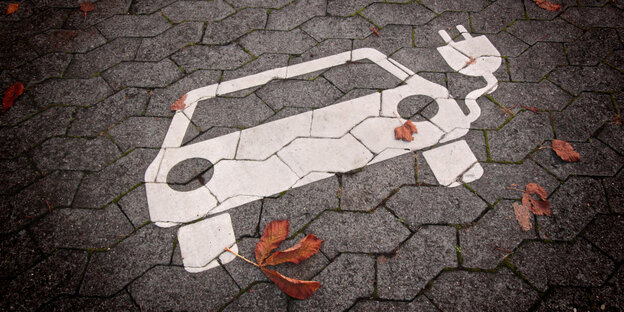 Straßenpflaster mit Pictogramm eines Autos mit Stecker