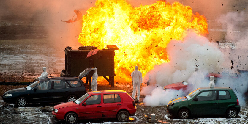 Autos vor Feuerball