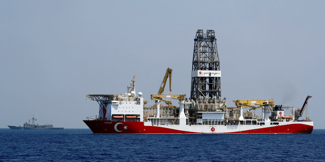 Ein Bohrschiff mit einer türkischen Flagge am Bug auf dem Wasser