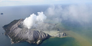 Wolken steigen von einer Vulkaninsel auf