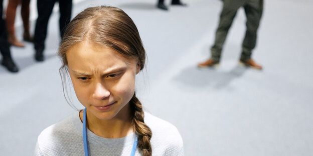 Greta Thunberg zieht die Augenbrauen zusammen und blickt nach unten