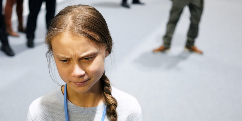 Greta Thunberg zieht die Augenbrauen zusammen und blickt nach unten