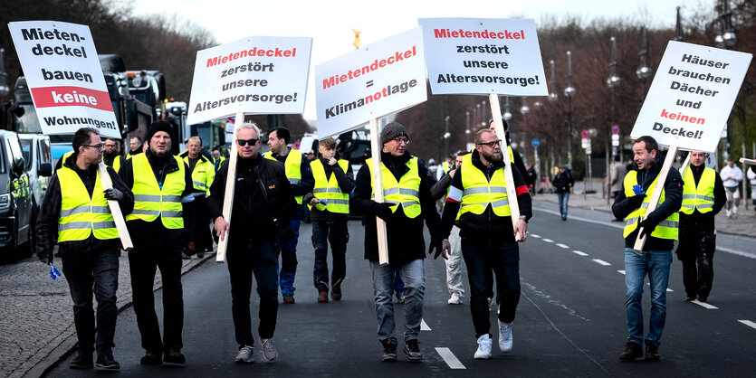 Demo gegen den Mietendeckel: Menschen demonstrieren bei einer Vermieter-Demo