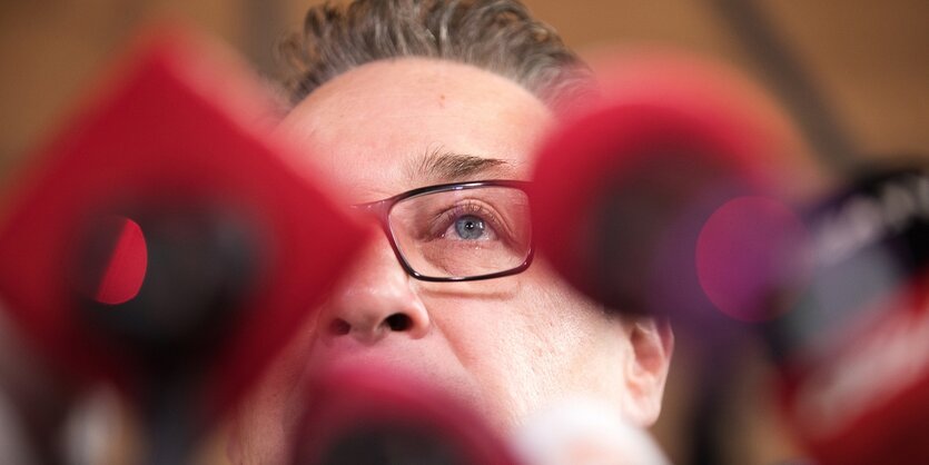 Hein-Christian Strache hinter Mikrofonen