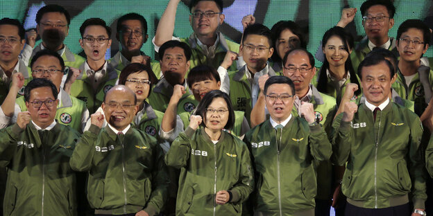 Politikergruppe in Taiwan hebt geballte Fäuste