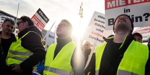 Mehrere Demonstranten in gelben Warnwesten vor dem Brandenburger Tor