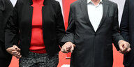 Zwei Menschen halten die Hände
