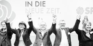 SPD-Spitze posiert vor Schriftzug „in die neue Zeit“