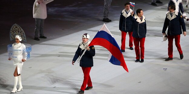 Fahnenträger bei der Eröffnungsveranstaltung der olympischen Winterspiele in Sotschi