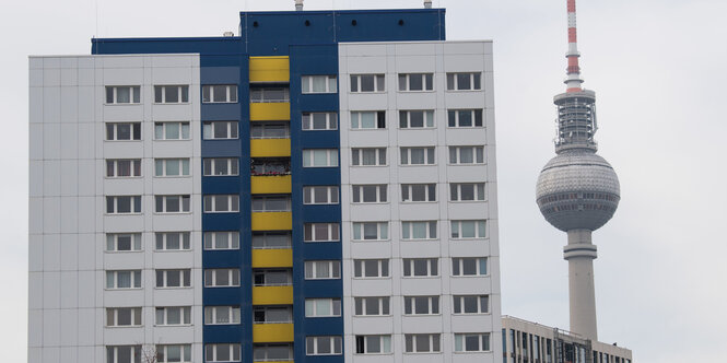 Hochhaus mit Fernsehturm