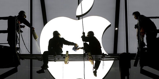 Apple Logo wird in China aufgehängt von Arbeitern