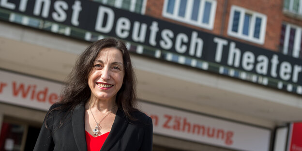 Isabella Vertes-Schütter steht vor dem Ernst-Deutsch-Theater.