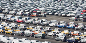 Ein Parkplatz voll mit zur Verschiffung bereitstehenden VW-Autos