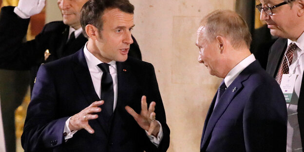 Frankreichs Präsident Macron spricht mit Russlands Präsidenten Putin