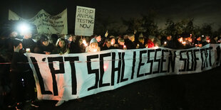 Demonstranten mit einem Transparent, auf dem LPT schliessen sofort steht.