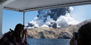 Blick von einem Ausflugsboot auf einen Vulkan