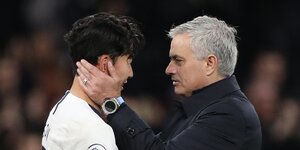 Mourinho hält Gesicht von Spieler Son