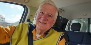 Älterer Mann in einem Auto Älterer Mann in einem Auto