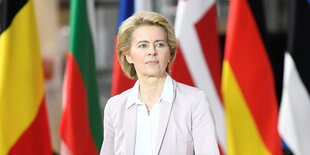 EU-Kommissionschefin van der Leyen vor Fahnen aus EU-Mitgliedsstaaten