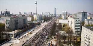 Blick auf die Karl-Marx-Allee mit vielen Demonstranten und der Baustelle