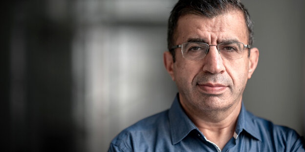 Ein Mann mit Brille guckt erst: Ahmet Toprak