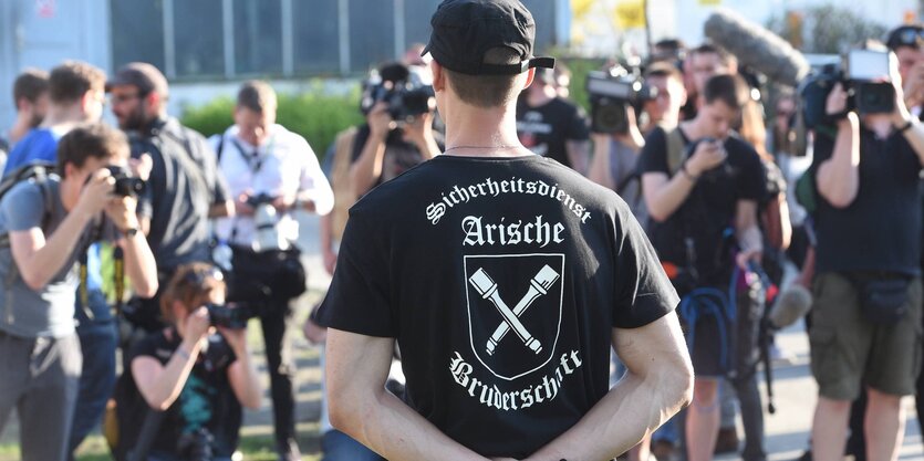 Sicherheitsdienst einer Neonazi-Veranstaltung von hinten