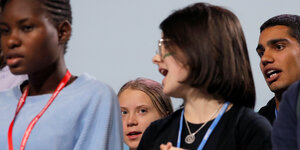 Zwei Jugendliche, im Hintergrund die Klimaaktivistin Greta Thunberg