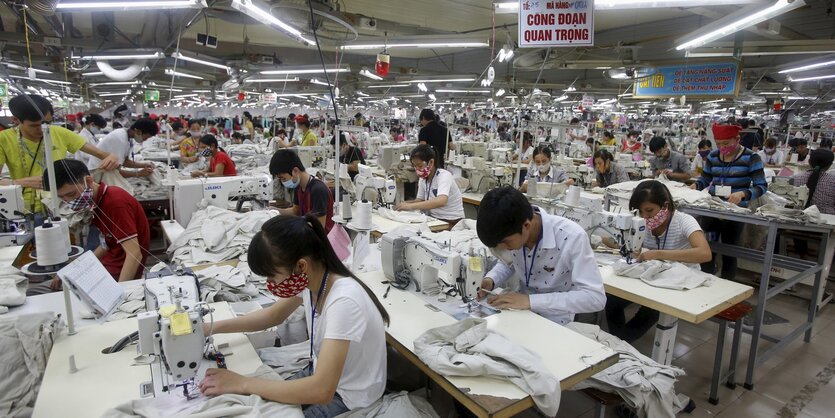 NäherInnen in einer vietnamesischen Textilfabrik nahe Hanoi.