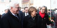 Frank-Walter Steinmeier, Elke Büdenbender und Barbara Lüke auf dem Marktplatz in Pulsnitz