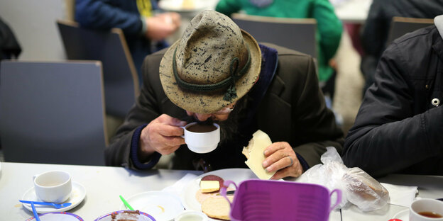 Ein Obdachloser frühstückt in der ökumenischen Wohnungsloseninitiative "Gast-Haus".