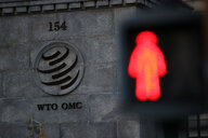 Rote Ampel vor dem Hauptquartier der Welthandelsorganisation in Genf.