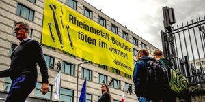 Ein Transparent der Umweltschutzorganisation Greenpeace hängt an der Fassade eines Hotels