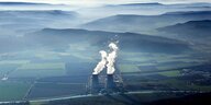 Rauch steigt aus zwei Kühltürmne des Atomkraftwerks Grohnde