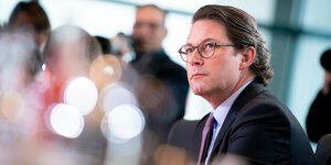 Bundesverkehrsminister Andreas Scheuer sitzt am Kabinettstisch