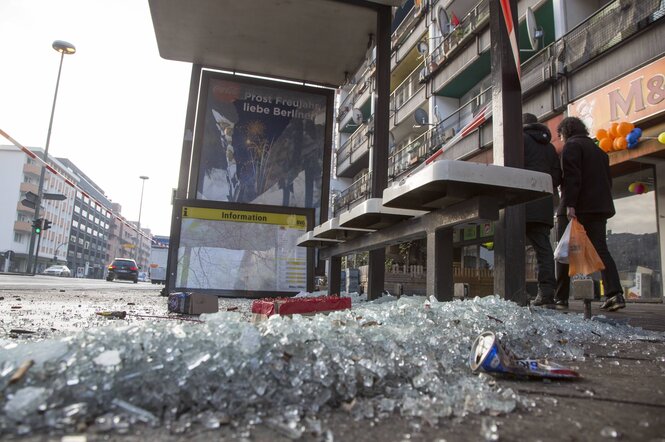 Neujahrmorgen: Eine völlig zerstörte Bushaltestelle in Schöneberg