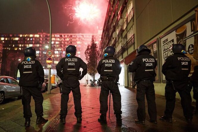 Behelmte Polizisten stehen in einer Reihe – beim Einsatz in Berlin-Schöneberg